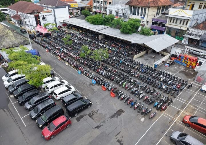 Warga Datangi Polrestabes Surabaya untuk Ambil Motor Hasil Curanmor