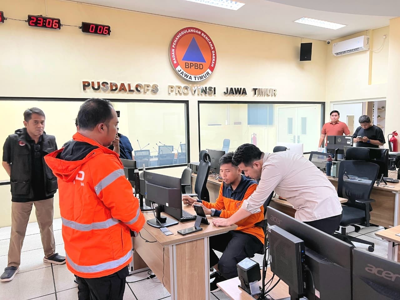 Pemprov Jatim Perkuat Sistem Respons Cepat, Wagub Emil dan Sekdaprov Adhy Tinjau Pusdalops BPBD