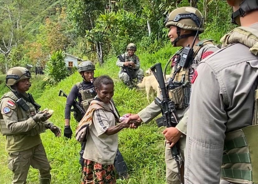 Satgas Ops Damai Cartenz di Kampung Apom Kiwirok